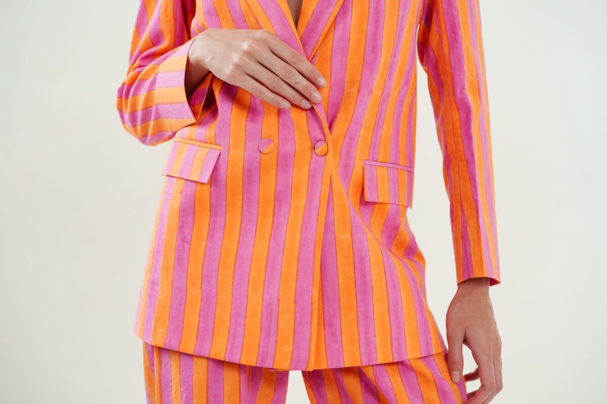 OrPink blazer's pocket details
