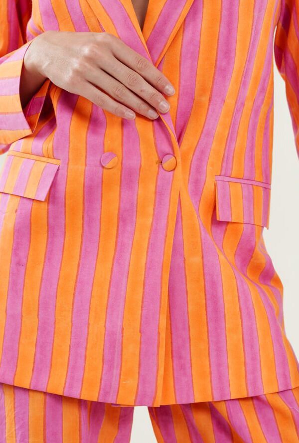 OrPink blazer's pocket details