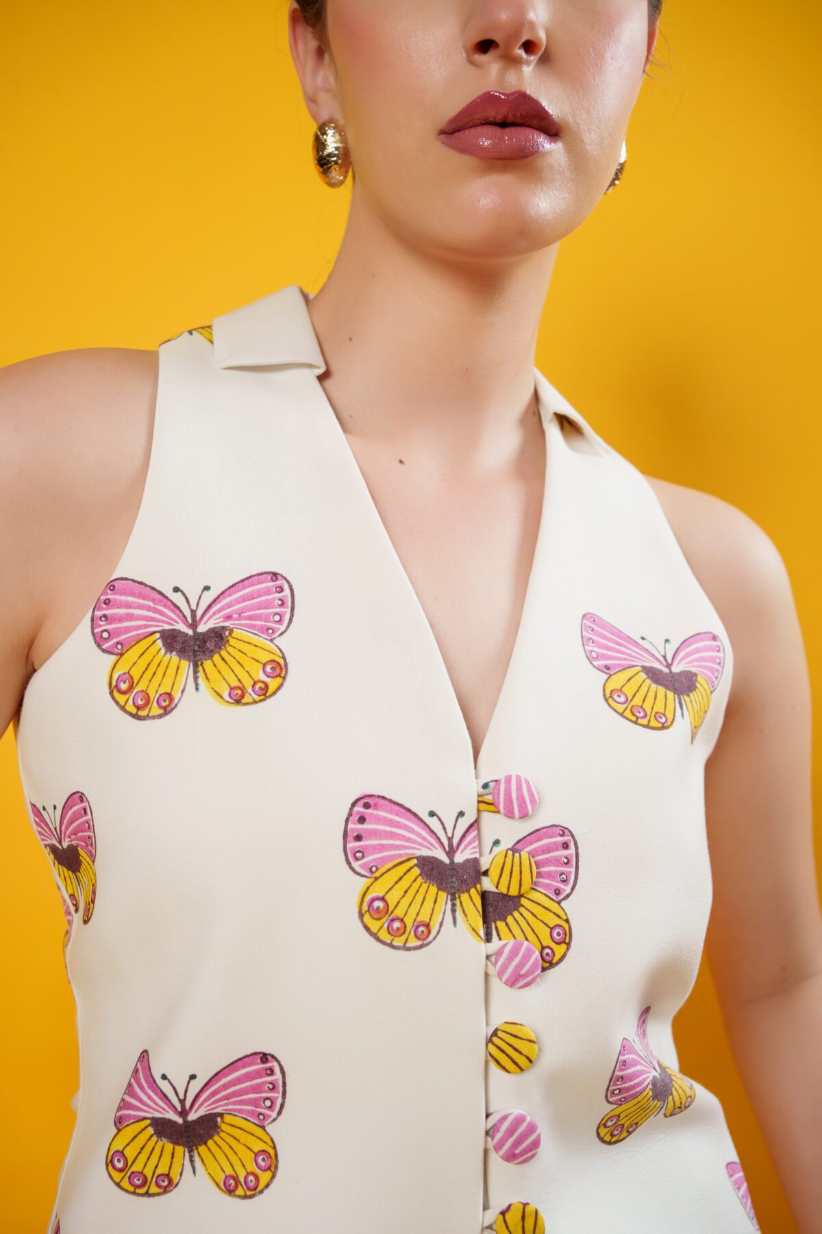 neck details of the Papillion Set blazer