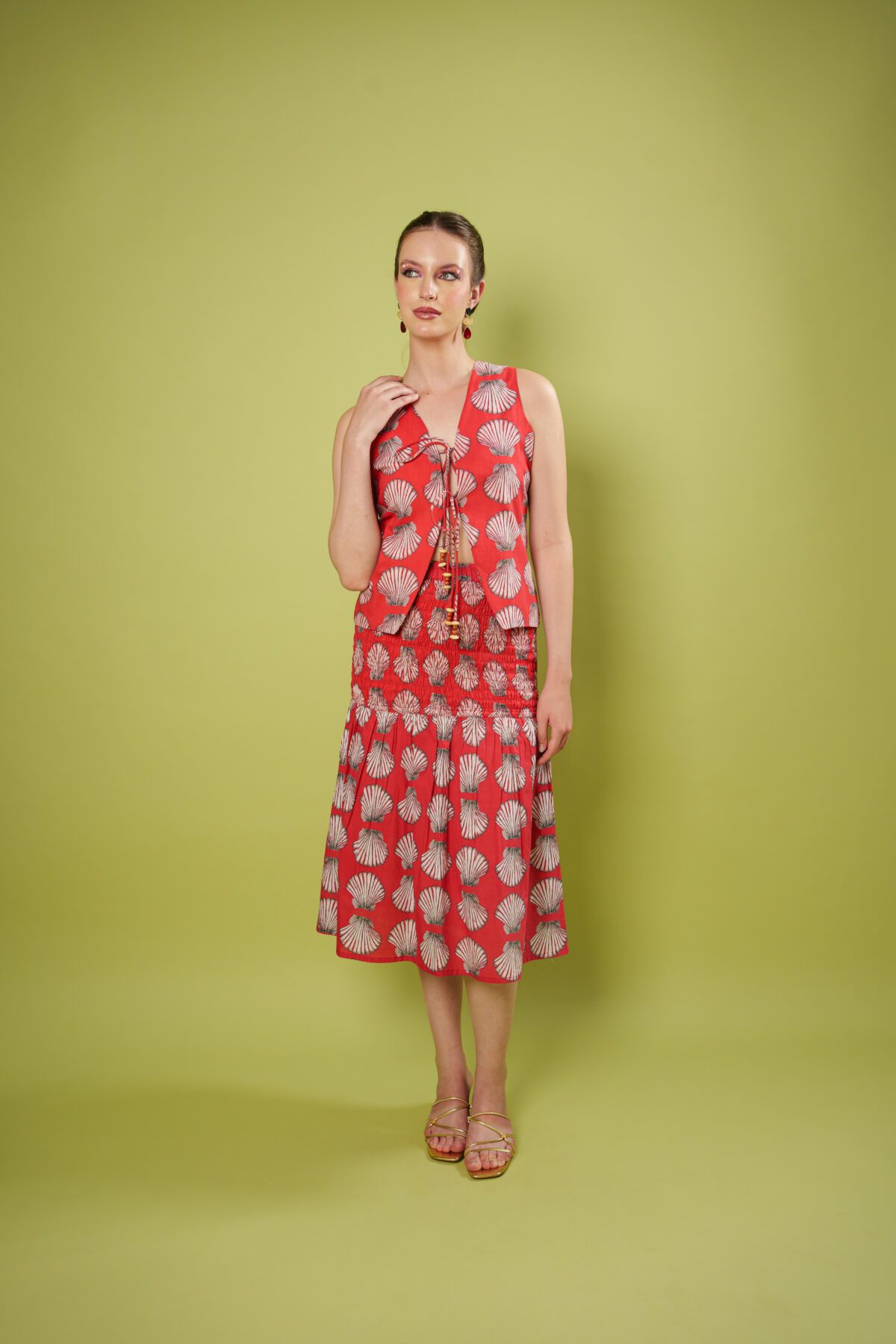 Concha Set full length model looking up