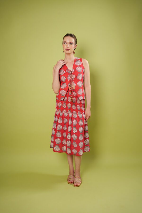 Concha Set full length model looking up