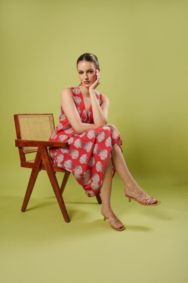 Concha Set model sitting