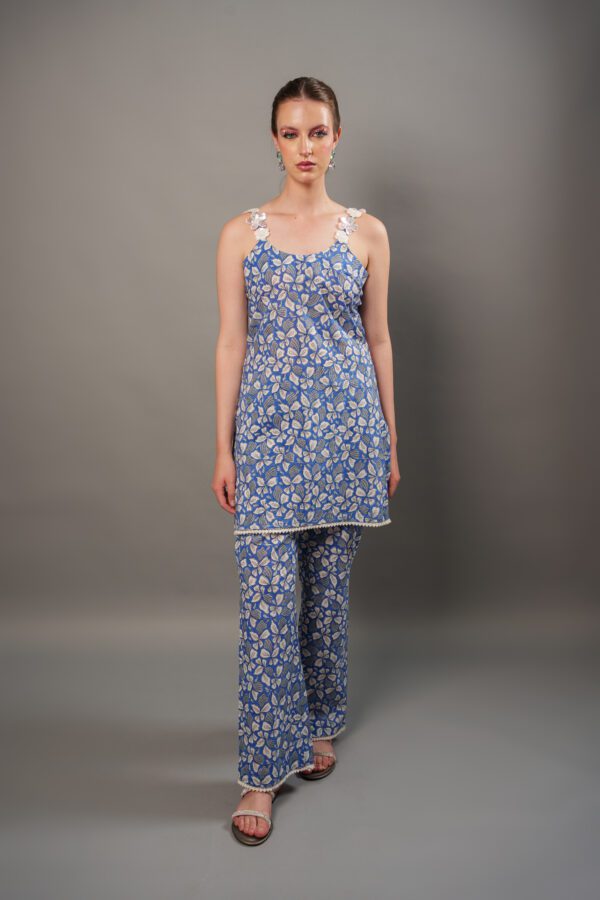 sapphire set full length model looking straight