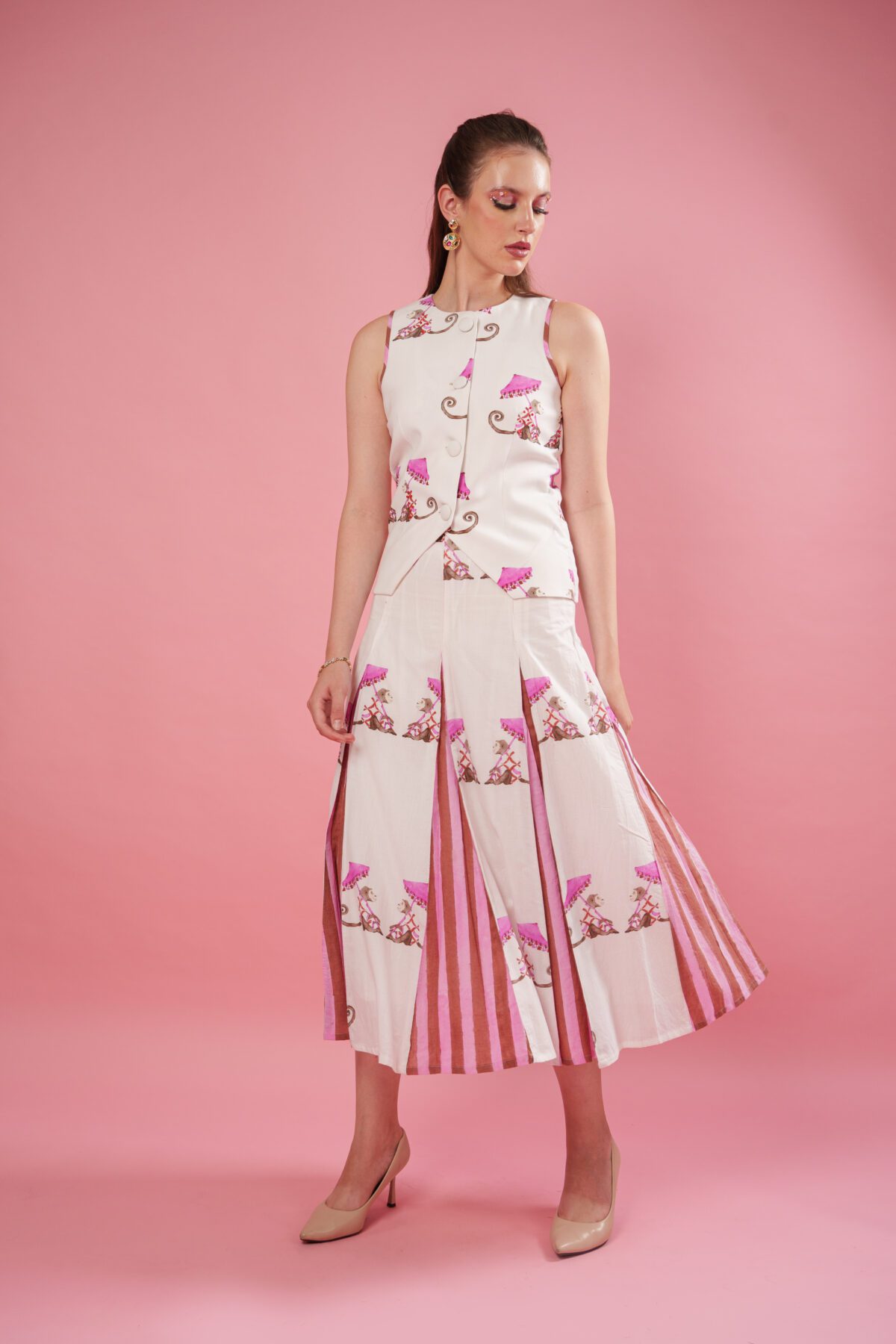Chimpella Set frontside, with skirt flowing