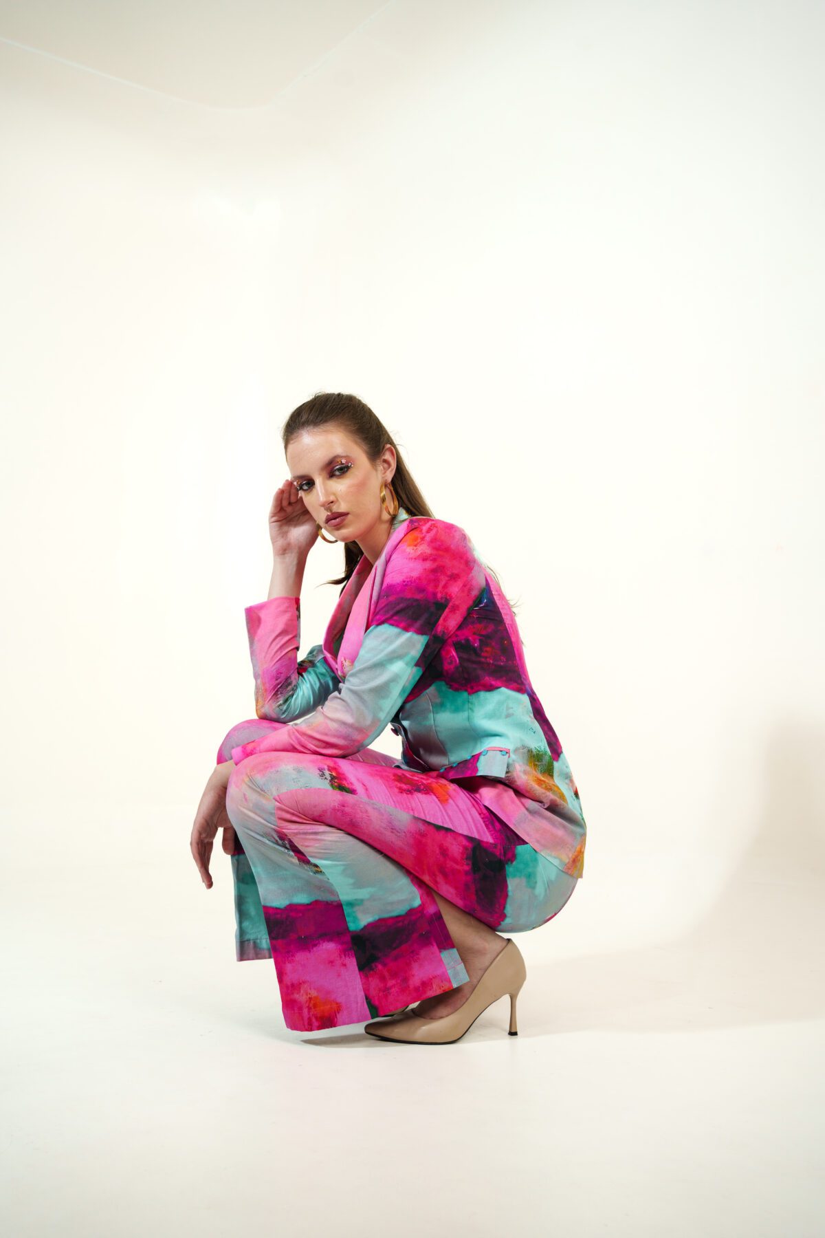 canvas set model squatting down with hand on her head