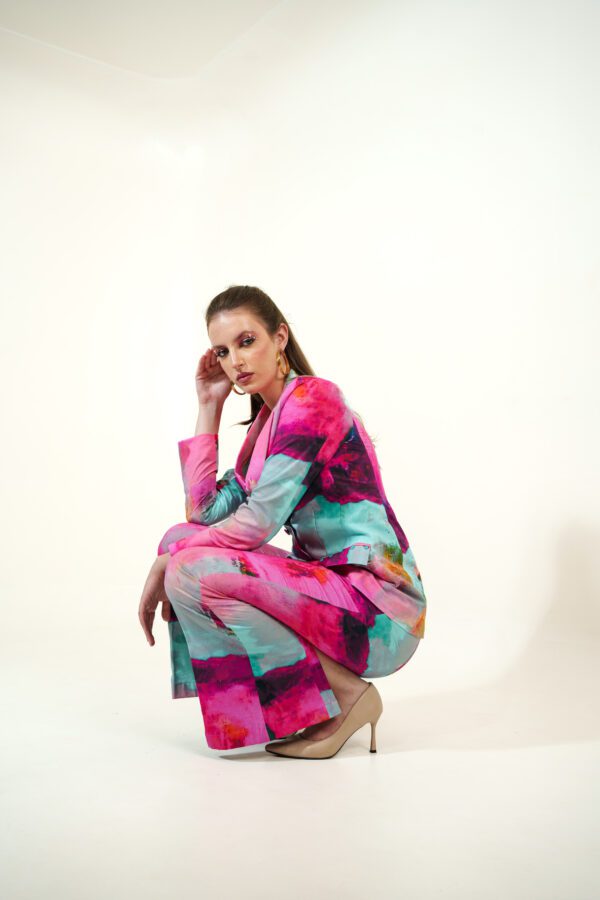 canvas set model squatting down with hand on her head